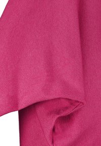 Fuchsia Strickstoff mit einer glatten Textur und gerippten Akzenten, die einen weichen Fall zeigen. Die Oberfläche hat einen leichten Glanz.