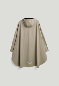 Beige regnponcho med hætte, brede, flydende ærmer og en refleksstribe nær bunden af kanten, vist bagfra.