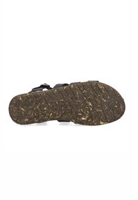 Schwarze Sandale mit einer strukturierten Gummisohle, die ein Zickzackmuster und einen geprägt Markenname aufweist. Zwei verstellbare Riemen mit metallischen Akzenten.