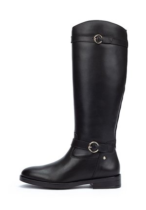 Černá kožená bota po kolena s hladkým povrchem, kruhová spona na pásku a nízký zpevněný podpatek. Viditelný detail postranního švu.
