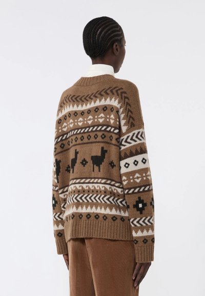 Maglione lavorato a maglia di colore marrone con motivi geometrici e animali, dotato di un colletto e polsini a costine. La vista dal retro mostra dettagliate accentuazioni di design multicolore.