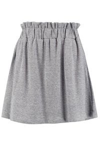 Šedá a bílá kostkovaná sukně s nabíraným elastickým volánkovým pasem, dlouhá po kolena, silueta do A, na jednobarevném pozadí.