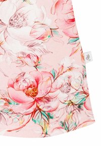 Kwiatowy materiał w delikatnym różu z dużymi ilustracjami piwonii w odcieniach różu i zieleni, z subtelnymi konturami i delikatną teksturą.