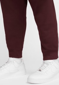 CLUB JGGR - Träningsbyxor - burgundy crush burgundy crush white