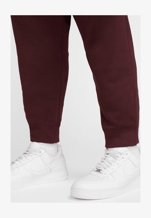 Nike Sportswear CLUB JGGR - Pantalones deportivos - burgundy crush burgundy crush white