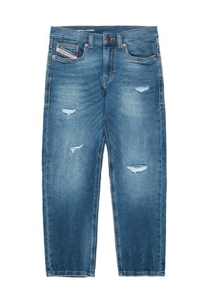 Jeans di denim blu con leggero effetto sbiadito e tre toppe consumate, dotati di bottone frontale, cerniera e design a cinque tasche.