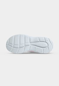 Semelle blanche de chaussure Skechers avec motif de bande de roulement texturé et nom de la marque embossé sur la zone de la voûte plantaire, présentée sur un fond clair uni.