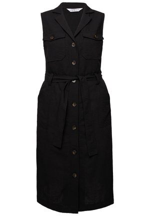 Vestido negro sin mangas en tejido texturizado, con frente de botones, dos bolsillos en el pecho, cinturón a la cintura y corte a la altura de la rodilla.