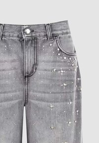 Jeans in denim grigio con taglio classico, impreziositi da dettagli in cristallo trasparente sparsi sul tessuto per un aspetto testurizzato.