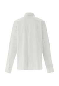 Weißes Blusenshirt mit langen Ärmeln, das horizontale Streifen, Lochstickereien und einen kragenförmigen Ausschnitt aufweist. Knopfmanschetten verleihen ein subtileres Designelement.