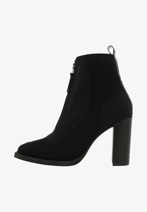 Czarne dzianinowe botki za kostkę na słupkowym obcasie, z bocznym zamkiem błyskawicznym, teksturowanym wzorem i pętelką z tyłu.