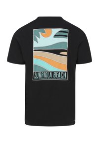 Černé tričko s barevným grafickým designem zobrazujícím vlny, slunce a palmové listy s textem "Zurriola Beach."
