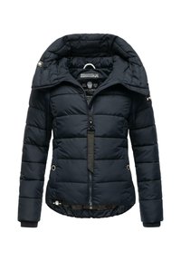 Donker marineblauwe pufferjack met een afneembare capuchon, ritssluiting aan de voorkant, elastische manchetten en zijzakken. Heeft een gequiltde textuur en een merk-ritstrekkertje.