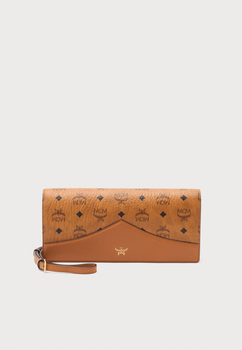 Pochette bracelet en cuir marron avec logos noirs MCM, motifs en losange et un emblème doré sur un panneau avant bicolore.