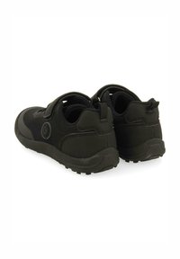 Zapatillas negras con parte superior de malla y acentos de textil. Cuenta con una correa de velcro, talón reforzado y suela de goma texturizada.