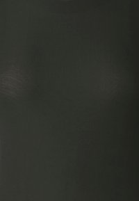 Svart figurnära topp i ribbat material; korta ärmar; slät textur med lätt lyster; inga synliga mönster eller detaljer.