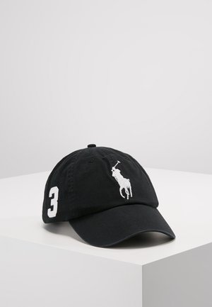 Casquette de baseball en coton noir avec une visière courbée, ornée d'un logo de cheval brodé en blanc et du numéro "3" sur le côté gauche.