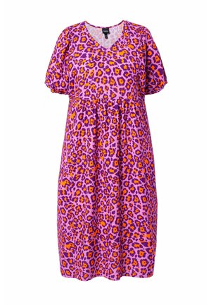 Lila und orangefarbenes leopardgemustertes knielanges Kleid mit kurzen Puffärmeln und V-Ausschnitt.