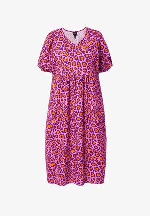 Fialovo-oranžové leopardí šaty ke kolenům s krátkými nafouklými rukávy a výstřihem do V.