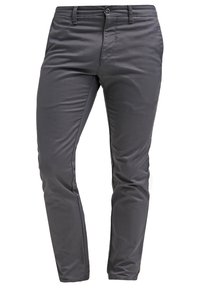 Szare spodnie typu slim fit o gładkiej fakturze tkaniny, z zapięciem na guzik i zamek, szlufkami na pasek oraz kieszeniami bocznymi i tylnymi.
