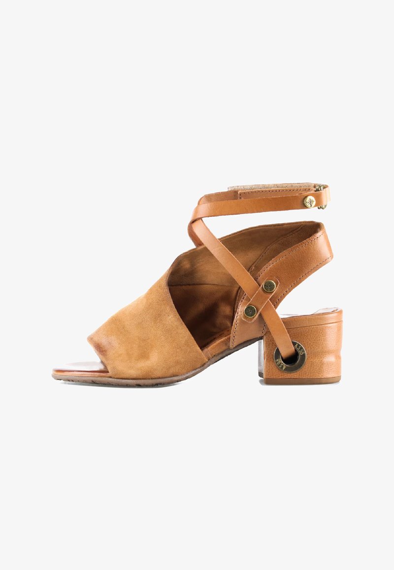 Sandale ouverte en daim et cuir couleur tan avec lanières croisées autour de la cheville et petit talon carré, vue de profil sur fond blanc.