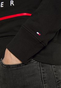 Tommy Hilfiger LARGE FLAG ZIP MOCK - Camisola - black
