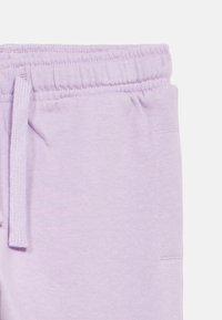 Μωβ φόρμες με απαλή υφή, ελαστική μέση και κορδόνι. Διαθέτουν πλαϊνές τσέπες και σχεδιασμό σε casual εφαρμογή.