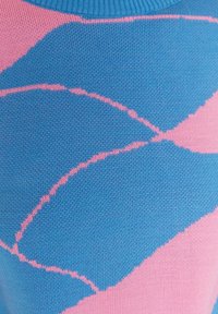 Tissu tricoté bleu et rose avec un motif géométrique abstrait de formes courbes qui se chevauchent et de lignes.
