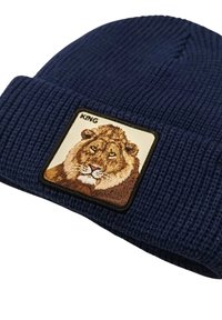 Berretto navy a maglia a costine con una toppa quadrata raffigurante la faccia di un leone, etichettata "KING," incorniciata da un ricamo nero.