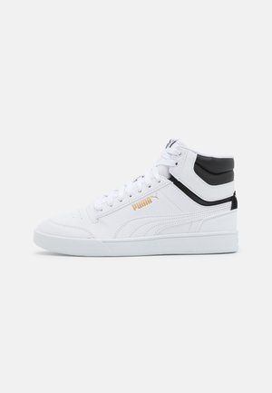 Zapatilla blanca de caña alta Puma con cuello acolchado negro, logo dorado de Puma en el lateral y cordones blancos sobre un fondo neutro.