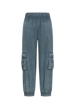 Pantalones cargo azul claro hechos de tela suave, con cintura elástica, bolsillos laterales y puños ajustados en los tobillos.