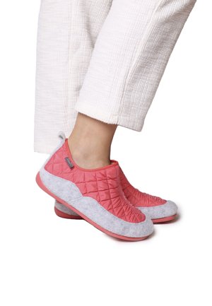 Quilted pink slip-on shoes with grey felt accents and rubber soles, featuring a rounded toe and a small pull tab at the heel.