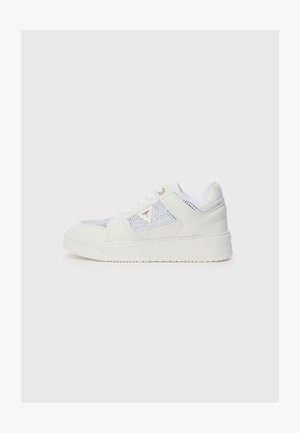 Baltas sneaks ar sieta augšējo daļu, zeltainiem akcentiem un strukturētiem ādas paneļiem. Iekļauj platu gumijas zoli un auklu dizainu.
