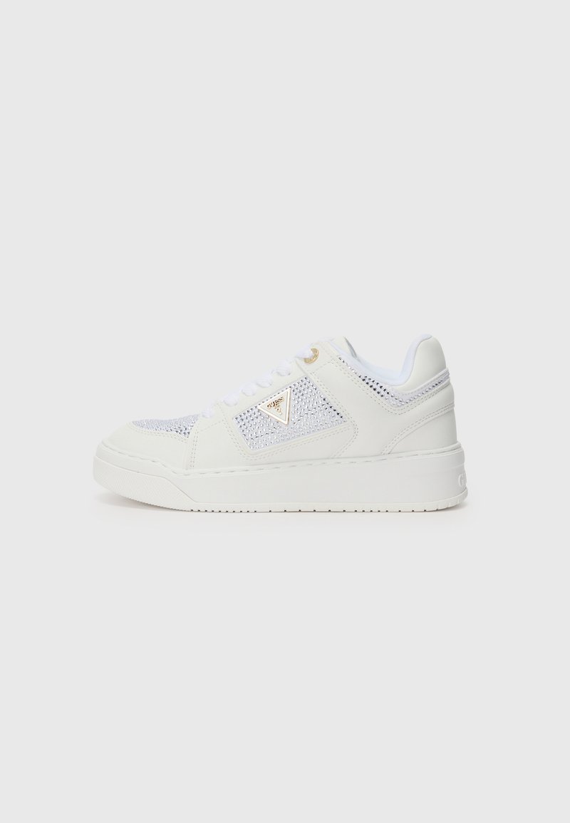 Sneaker bianca con tomaia in rete, dettagli in oro e pannelli in pelle testurizzata. Presenta una suola piatta in gomma e un design con lacci.