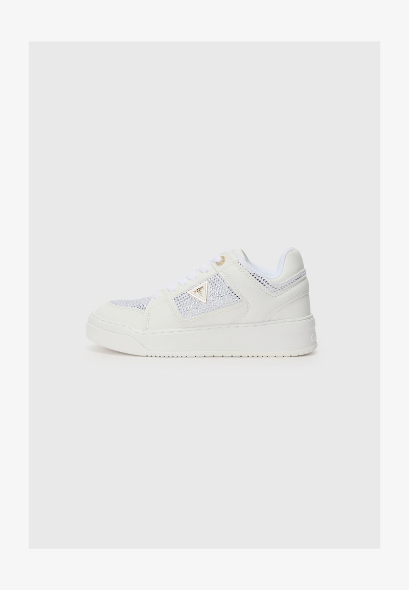 Vit sneaker med mesh-övre, guldaccent och texturerade läderpaneler. Har en platt, gummisula och snörningsdesign.