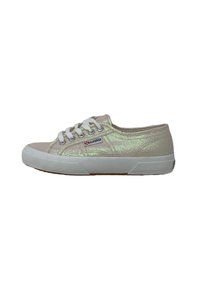 Sneakers in tela con lacci in crema iridescente, suola e dettagli bianchi in gomma, con un'etichetta logata sul lato e una parte superiore testurizzata.