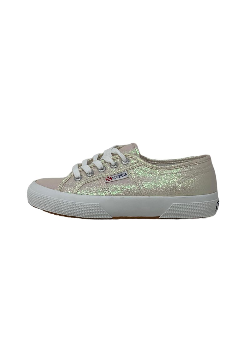 Sneakers in tela con lacci in crema iridescente, suola e dettagli bianchi in gomma, con un'etichetta logata sul lato e una parte superiore testurizzata.