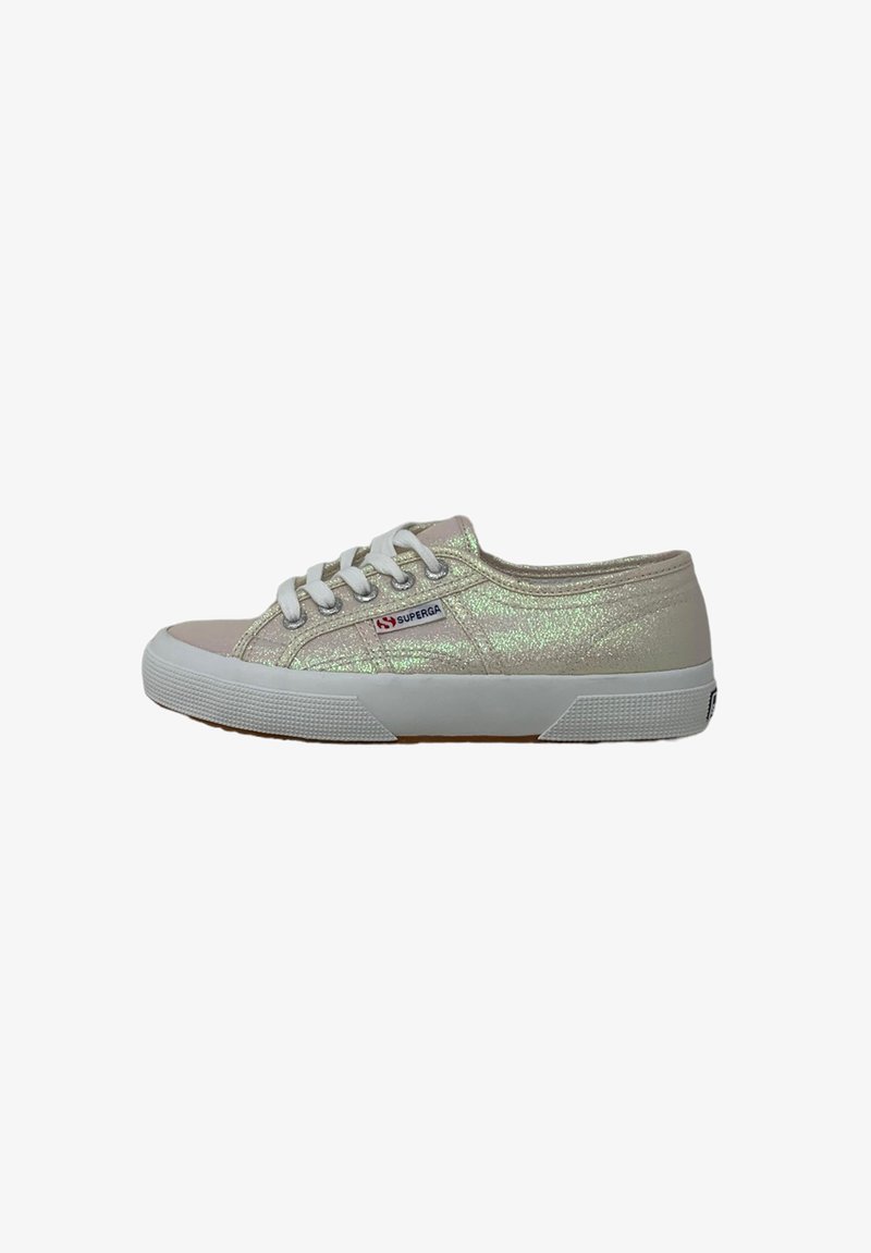 Płócienne sneakersy na sznurówki w iryzującej kremowej kolorystyce z białą gumową podeszwą i akcentami, z naszywką z logo na boku i teksturowanym wierzchem.