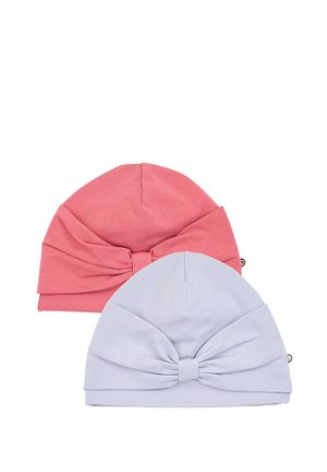 Twee zachte stoffen turbans in roze en lichtpaars, elk met een brede geplooide strik aan de voorkant.