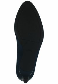 Námořnické semišové lodičky na vysokém podpatku s špičatou špičkou, černou gumovou podrážkou a hladkými koženými akcenty na patě a špičce. Viditelné logo značky.