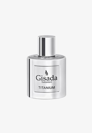 Gisada Titanium parfumfles met een cilindrisch doorzichtig glazen lichaam, metalen zilveren dop en etiket met zwarte tekst op een witte achtergrond.
