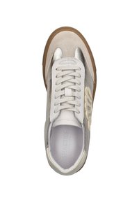 Grijze suède sneaker met metallic accenten, witte veters en een tan rubberen zool. Bevat logo detail aan de zijkant en een gestructureerd bovenmateriaal.