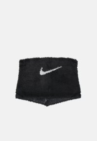Juodas dirbtinio kailio galvos apdangalas su baltu "Nike" logotipu. Sukurtas su minkšta tekstūra ir siaurėjančiais galais, kad būtų patogiai prigludęs.