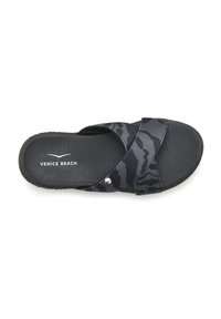 Zwarte en grijze camouflage schuimsandaal met een rubberen zool, voorzien van een gestructureerde voetbed en gekruiste banden. "VENICE BEACH" is op het voetbed gedrukt.