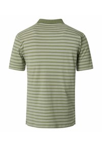 Koszulka polo z krótkim rękawem w jasnym zielonym kolorze z ciemniejszymi zielonymi poziomymi paskami; miękki materiał, klasyczny kołnierzyk i boczne rozcięcia dla wygody.