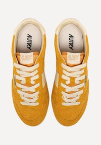 Sneaker in suede giallo con accenti bianchi, dotate di punta rotonda, chiusura con lacci e sottili perforazioni per la ventilazione.