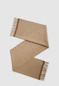 Écharpe à carreaux marron et crème avec des bords effilochés, fabriquée en tissu doux ; forme rectangulaire, motif texturé sur toute la surface.