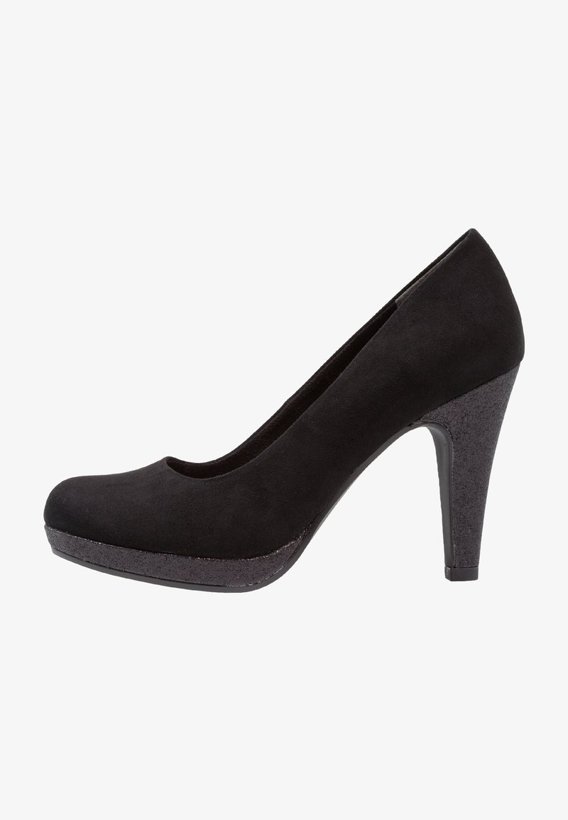 Chaussure à talon haut fermé en suédine noire avec un avant arrondi et un talon fin texturé, présentée de profil sur fond blanc.
