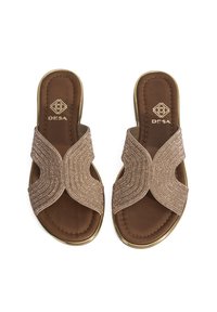 Sandales brunes avec un design de strap tressé pailleté, semelle intérieure douce et accent doré. L'étiquette indique "DESA."
