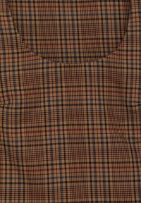 Brauner Stoff mit einem karierten Muster, das schwarze, blaue und rote Akzente aufweist. Glatte Textur mit einem runden Ausschnitt.